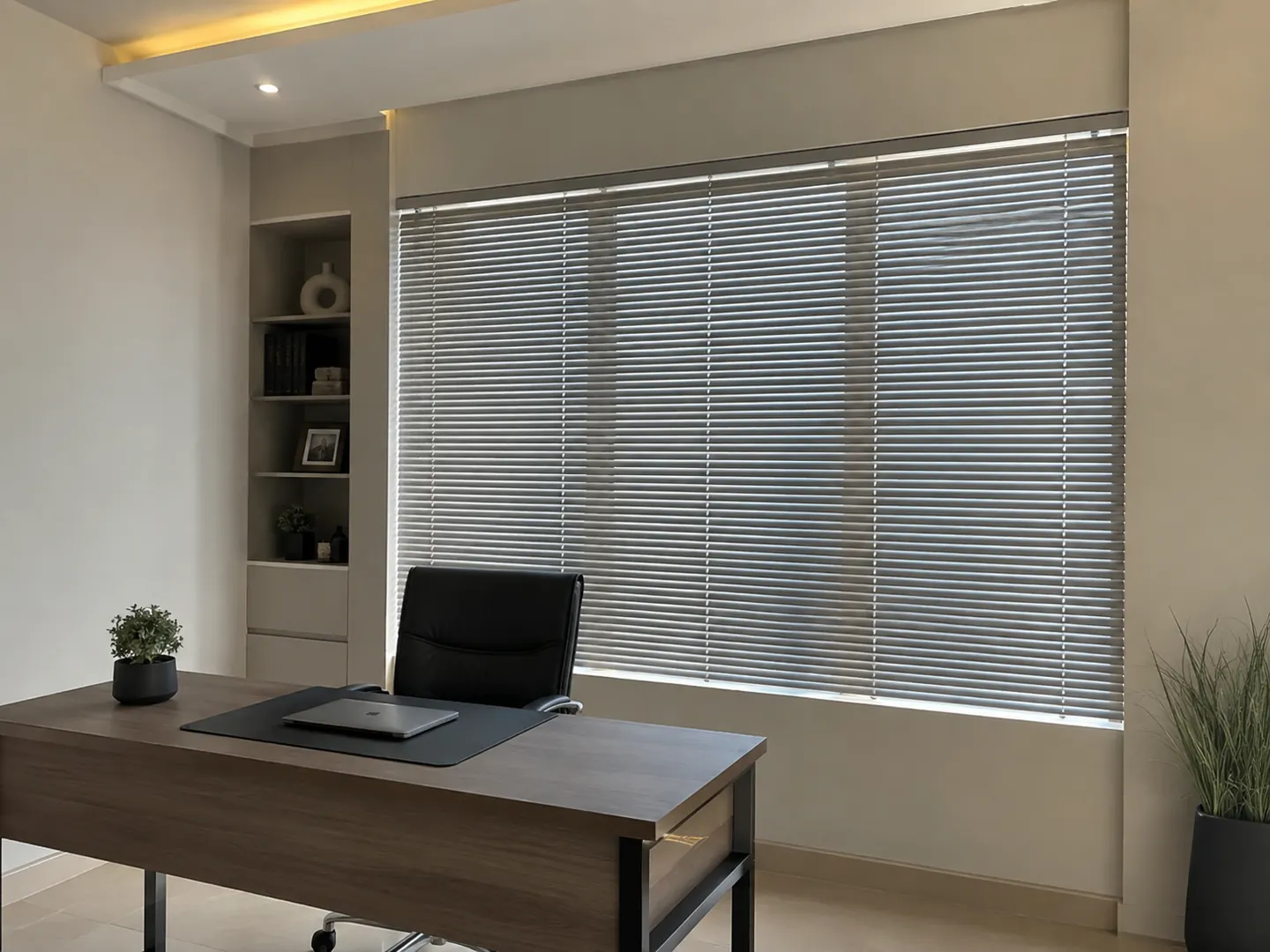 Horizontal blind abu-abu pada jendela lebar di ruang kerja