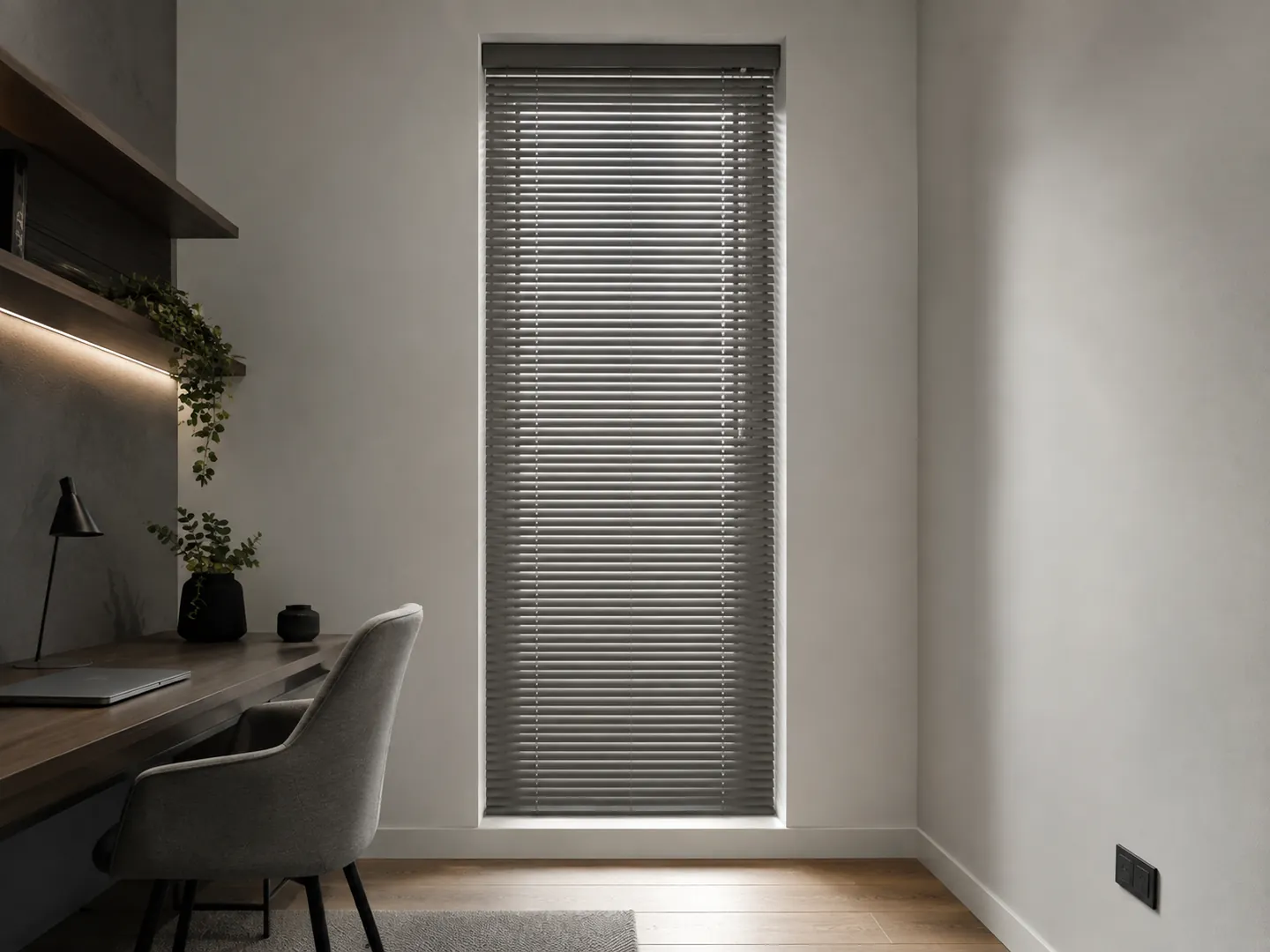 Horizontal blind abu-abu pada jendela sempit di sudut kerja