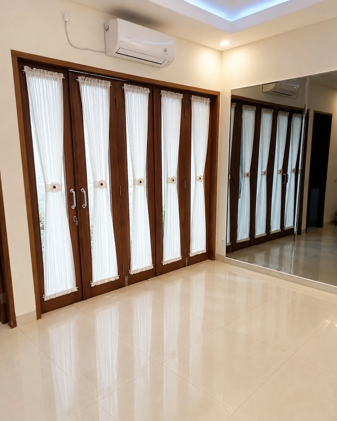 Vitrase putih terpasang pada panel pintu kaca berbingkai kayu